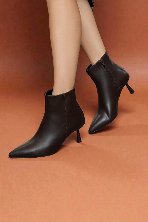 Kapadokya Serisi: Koyu Kahverengi Sivri Burun Blok Topuklu Yarım Bot