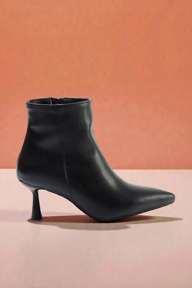 Kapadokya Serisi:  Siyah Sivri Burun İnce Topuklu Yarım Bot