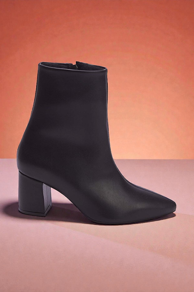 Kapadokya Serisi: Siyah Sivri Burun Blok Topuklu Kadın Bot