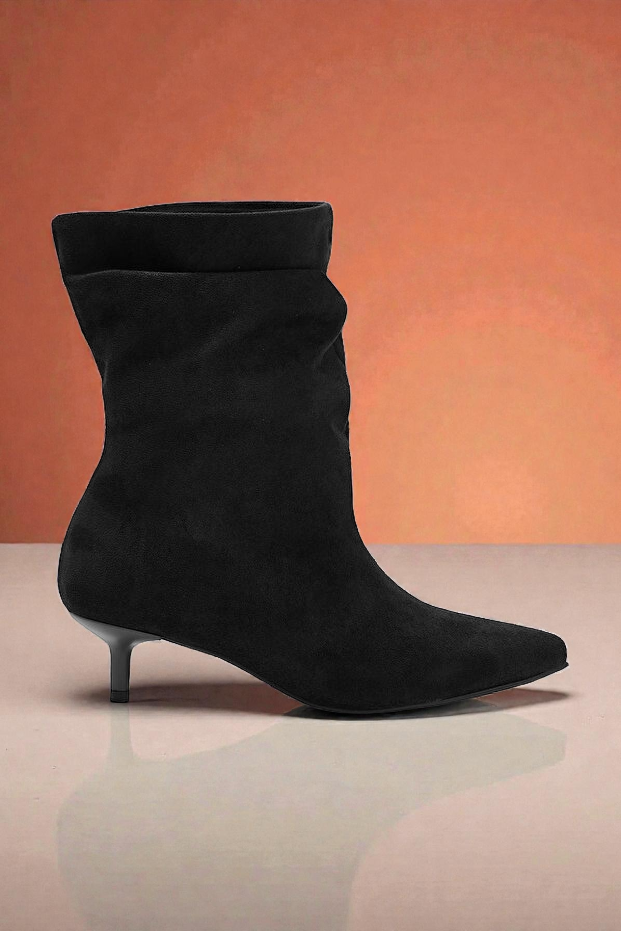 Kapadokya Serisi: Siyah Süet Sivri Burun Kadın Yarım Bot