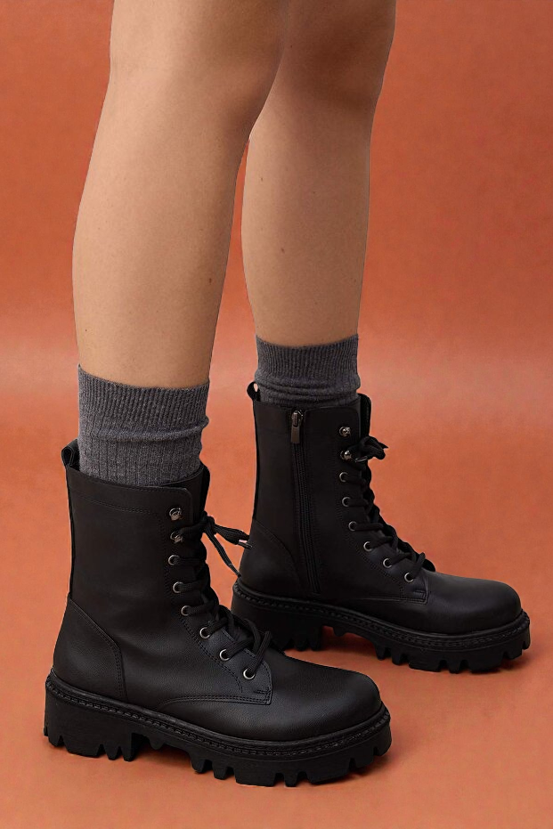 Kapadokya Serisi:  Siyah Fermuarlı Bağcıklı Postal Kadın Bot