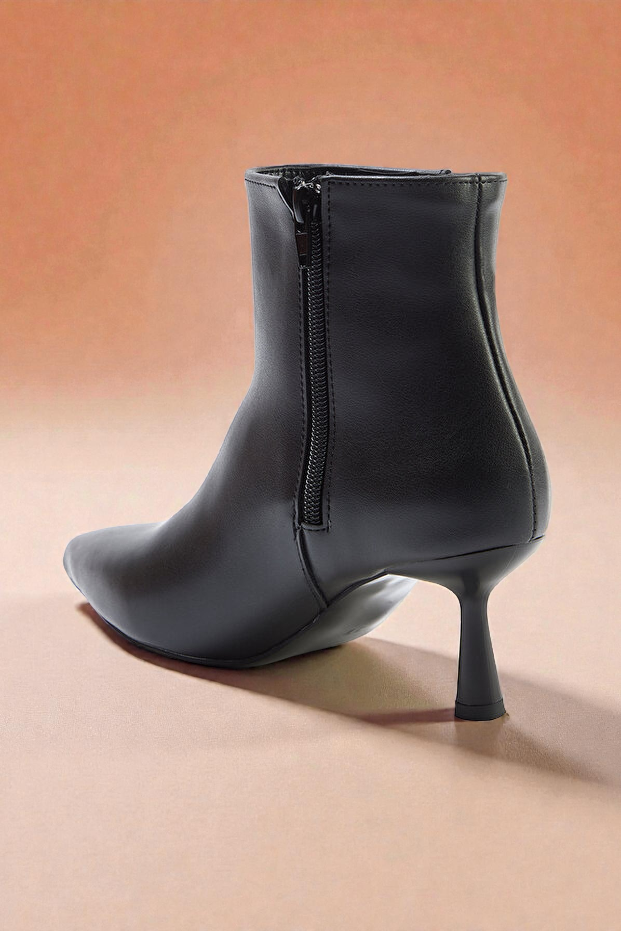 Kapadokya Serisi:  Siyah Sivri Burun İnce Topuklu Yarım Bot