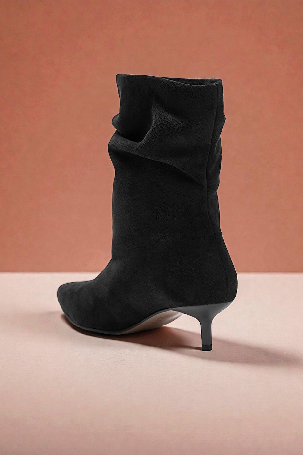 Kapadokya Serisi: Siyah Süet Sivri Burun Kadın Yarım Bot