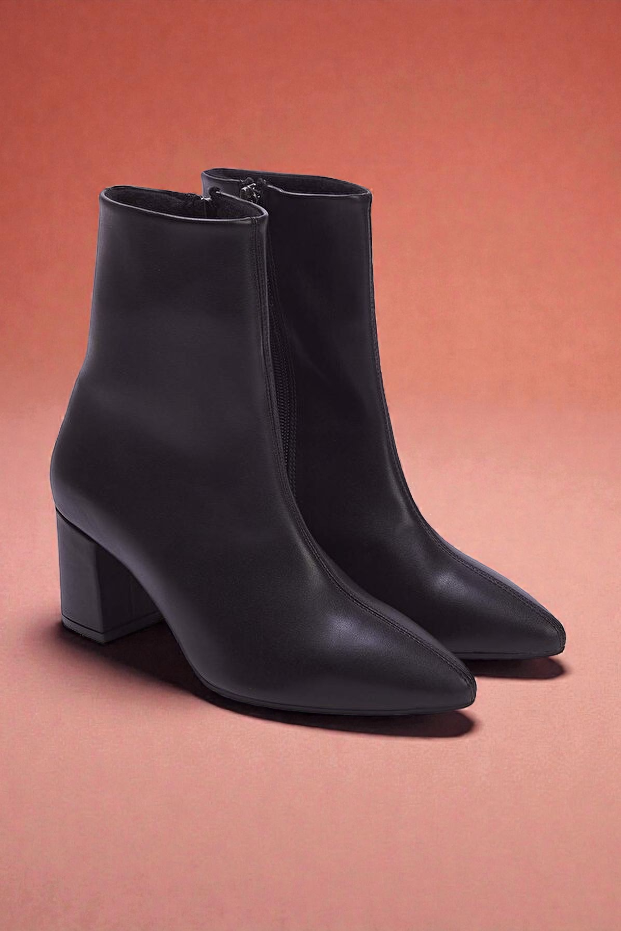 Kapadokya Serisi: Siyah Sivri Burun Blok Topuklu Kadın Bot