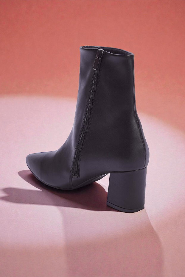 Kapadokya Serisi: Siyah Sivri Burun Blok Topuklu Kadın Bot